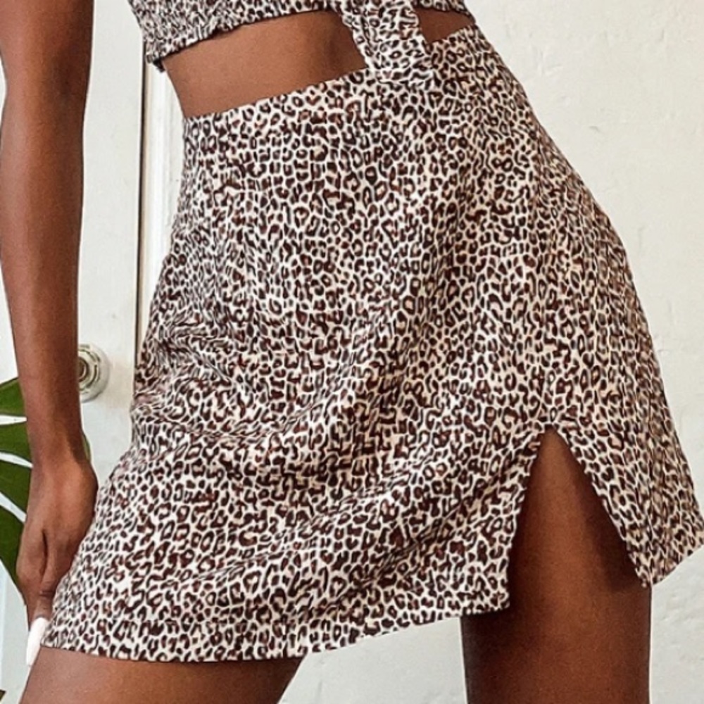 Lulu’s NWT Leopard Print Mini Skirt with Slit